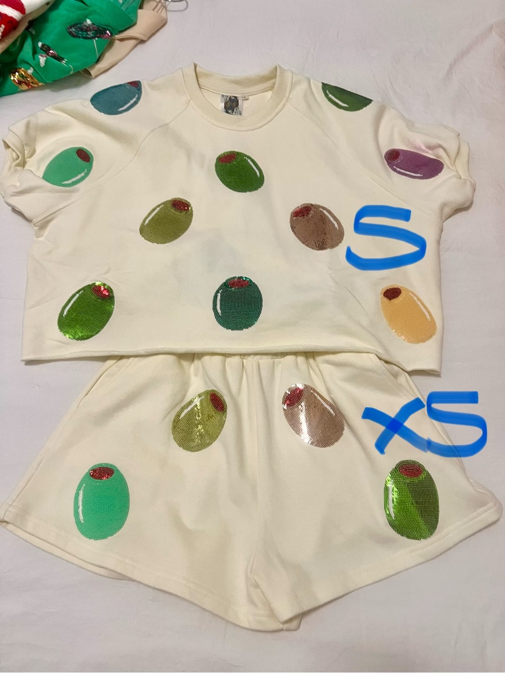 QUEEN OF SPARKLES Cream Shorts with Multicolor Sequin Olive Motif
